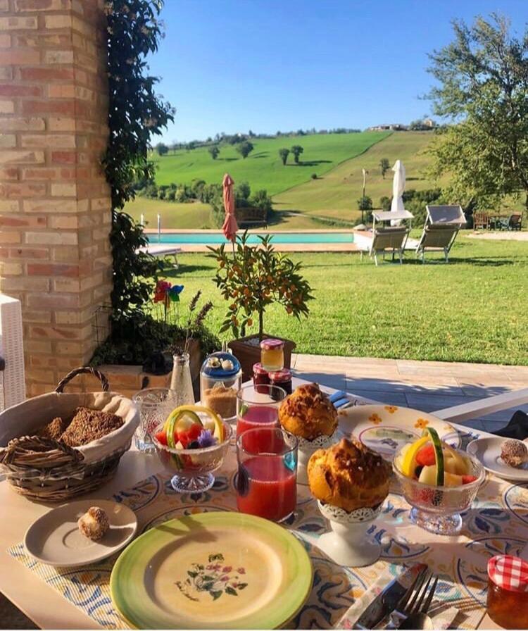 Casale Delle Rondini Bed & Breakfast Толентино Екстериор снимка