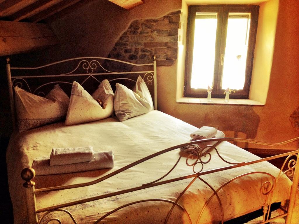 Casale Delle Rondini Bed & Breakfast Толентино Стая снимка