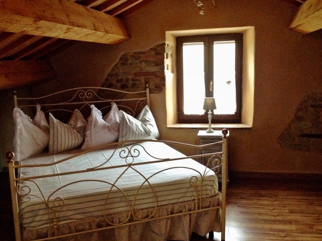 Casale Delle Rondini Bed & Breakfast Толентино Стая снимка