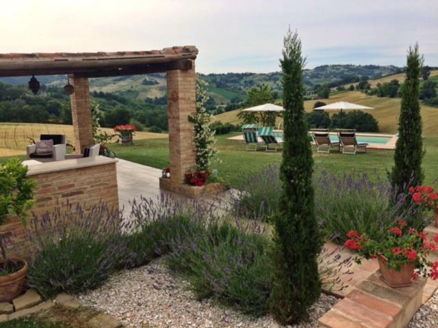 Casale Delle Rondini Bed & Breakfast Толентино Екстериор снимка